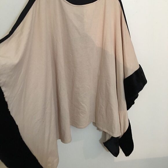 Romans Faux Fur lined Uni pocket arm hole poncho - Picture 8 of 8